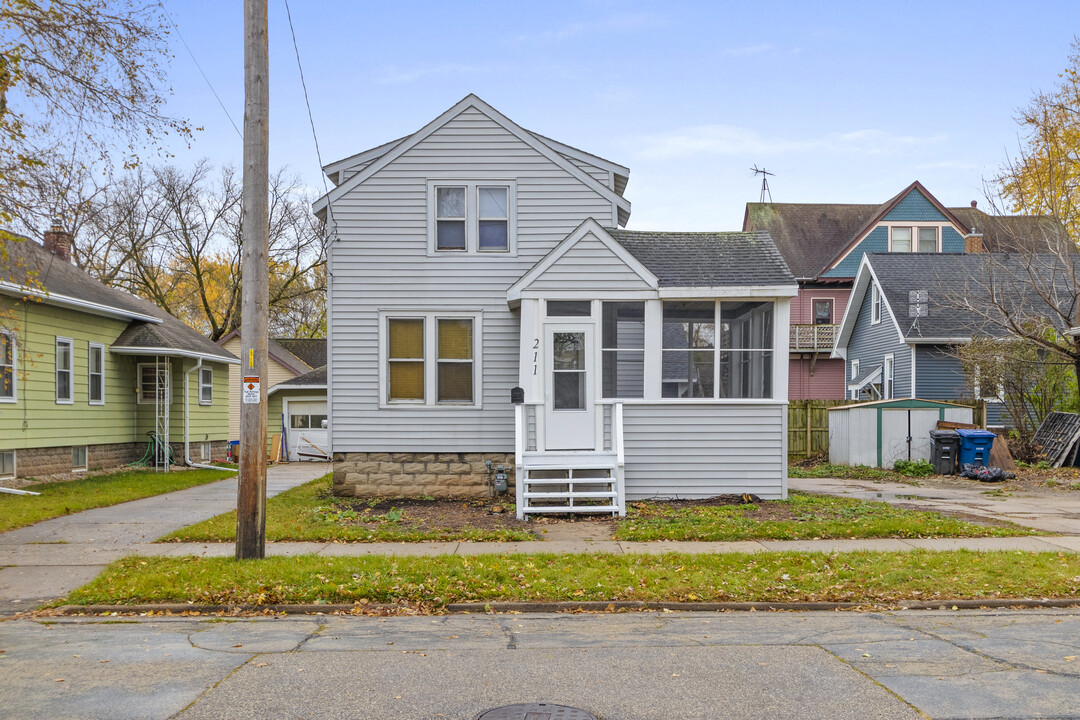 211 Oxford Ave in Oshkosh, WI - Foto de edificio