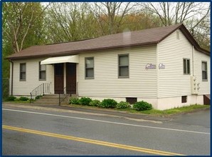 26-34 Putnam Rd in Central Village, CT - Foto de edificio - Building Photo