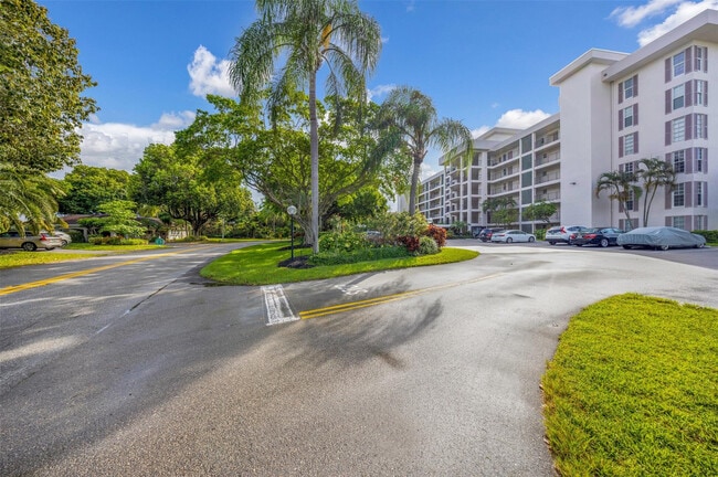 2850 N Palm Aire Dr in Pompano Beach, FL - Building Photo - Building Photo