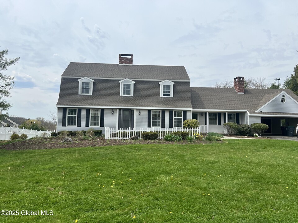 12 Glennon Rd in Latham, NY - Building Photo