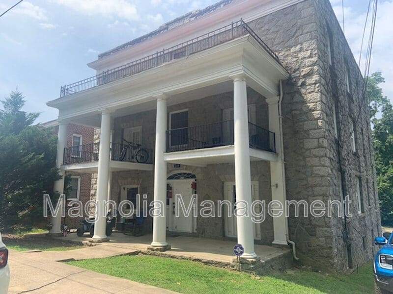 215 W Young Ave in Henderson, NC - Foto de edificio