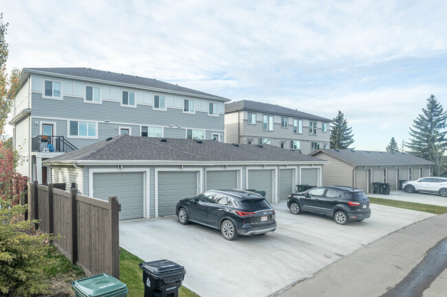 380 Pioneer Rd in Spruce Grove, AB - Building Photo - Building Photo