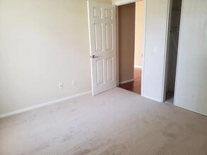 10830 Sabre Hill Dr #201 in San Diego, CA - Foto de edificio - Building Photo