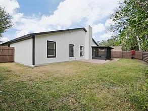 665 Eastpointe Pky in Sarasota, FL - Foto de edificio - Building Photo