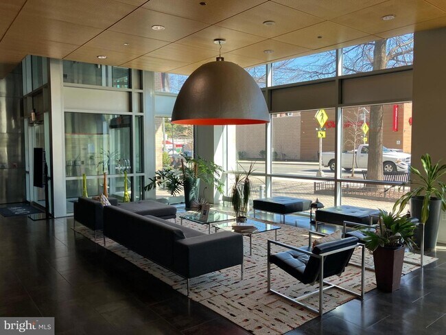 3409 Wilson Blvd, Unit 412 in Arlington, VA - Foto de edificio - Building Photo