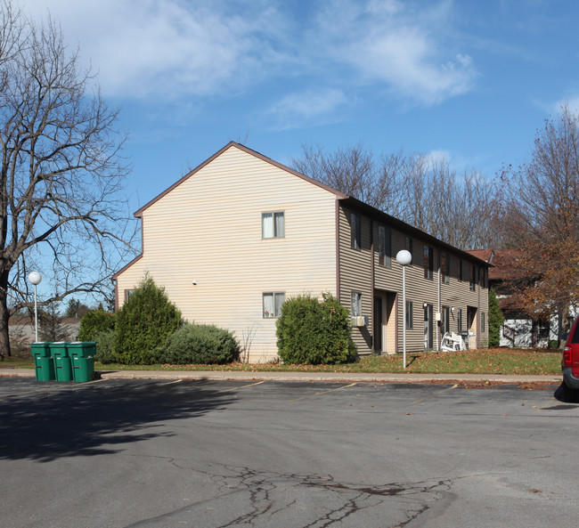 Conifer Village Apartments in Baldwinsville, NY - Foto de edificio - Building Photo