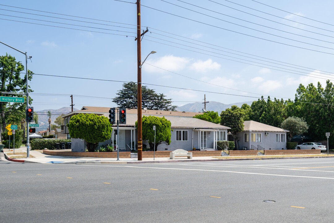 2013 W Victory Blvd in Burbank, CA - Building Photo