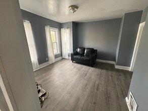 29 Derby St, Unit 2 in Somerville, MA - Foto de edificio - Building Photo