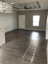 706 W Carmel Ave, Unit 2 in Pharr, TX - Foto de edificio - Building Photo