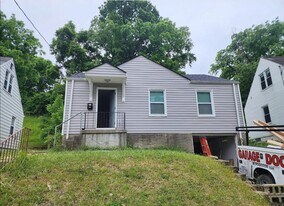 1766 Ashbrook Dr in Cincinnati, OH - Building Photo