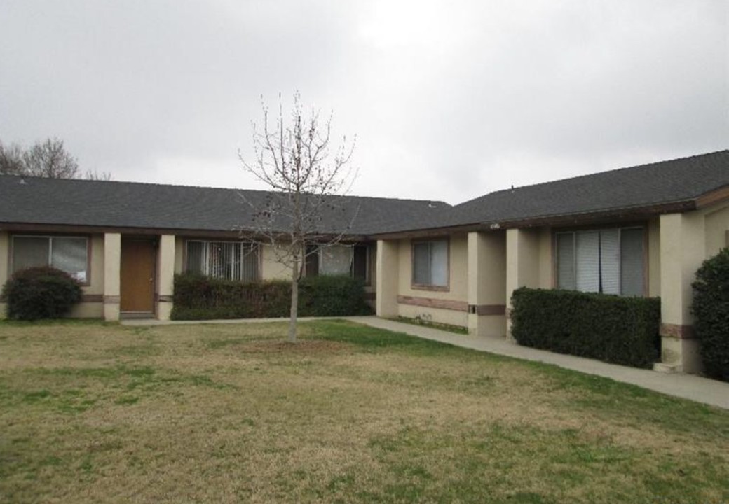 2514 W Hemlock Ct in Visalia, CA - Building Photo