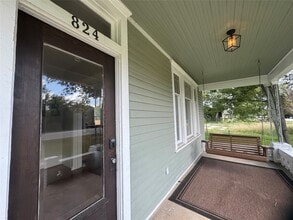 824 S Masonic St in Bellville, TX - Foto de edificio - Building Photo