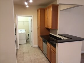 2810 Bedford Green Dr, Unit Bedford Green 105 in Raleigh, NC - Foto de edificio - Building Photo