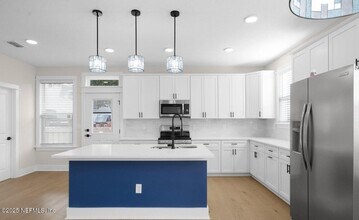 32 E 10th St in Jacksonville, FL - Building Photo - Building Photo