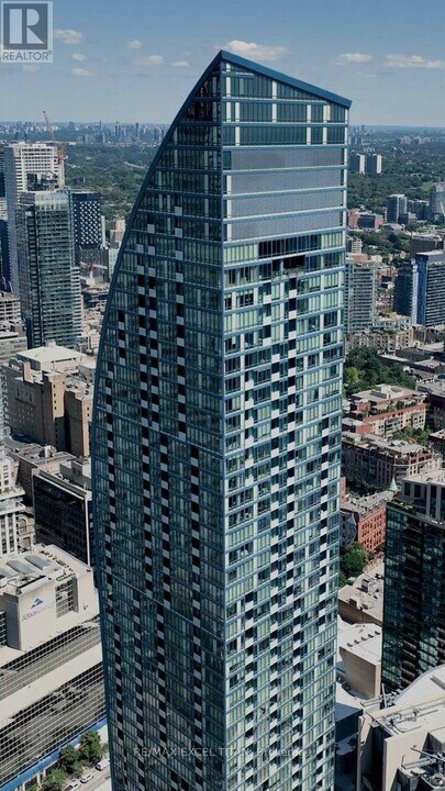 8 The Esplanade in Toronto, ON - Building Photo