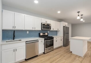 Rosedale Gardens & Franklin Square Apartments in Baltimore, MD - Foto de edificio - Building Photo