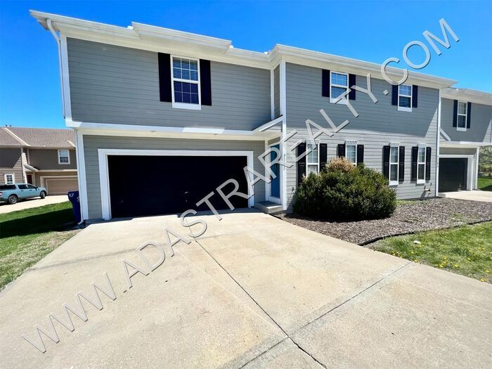 5203 Woodland Dr in Shawnee, KS - Foto de edificio