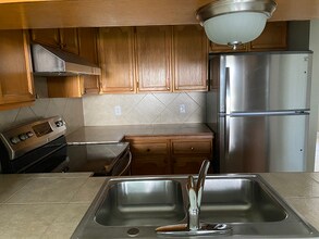 8911 McPherson Rd in Laredo, TX - Foto de edificio - Building Photo