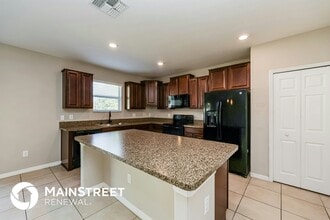 3814 Kearsney Abbey Cir in Dover, FL - Foto de edificio - Building Photo