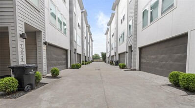 1304 Hussion St in Houston, TX - Building Photo - Building Photo
