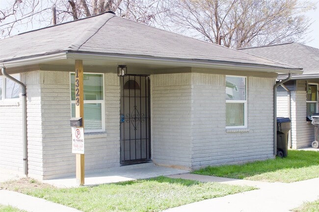 property at 1323 E 32nd 1/2 St