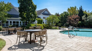 333 Ricciuti Dr in Quincy, MA - Foto de edificio - Building Photo