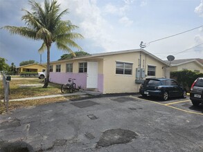 700 NW 4th St in Hallandale Beach, FL - Foto de edificio - Building Photo