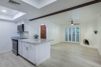7557 N Dreamy Draw Dr in Phoenix, AZ - Building Photo - Building Photo