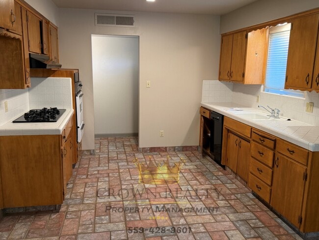 233 E Lois Ave in Tulare, CA - Building Photo - Building Photo