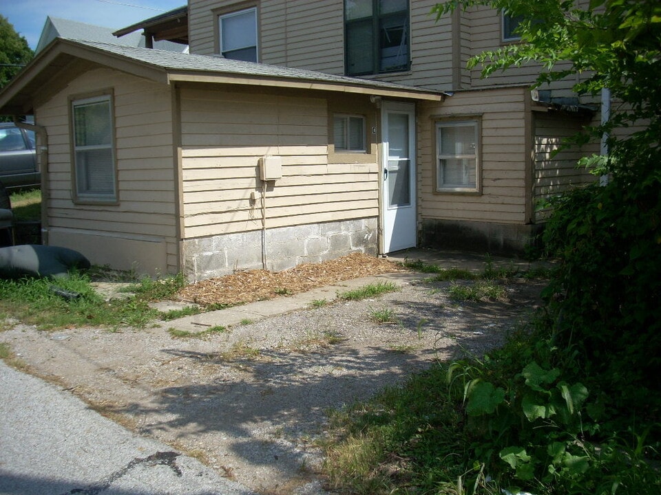 108 S College St in Warrensburg, MO - Building Photo