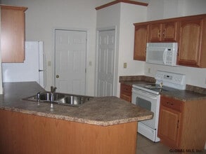 2 Red Maple Ln in Clifton Park, NY - Building Photo - Building Photo
