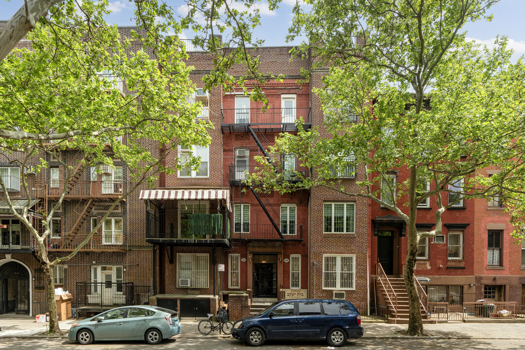 244 Hewes St in Brooklyn, NY - Building Photo