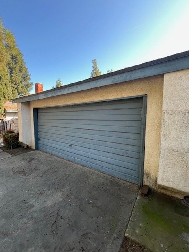 2450 S Cain Ct in Visalia, CA - Building Photo - Building Photo