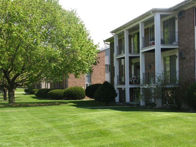 Sandridge Townhomes & Apartments in Lansing, MI - Foto de edificio - Building Photo