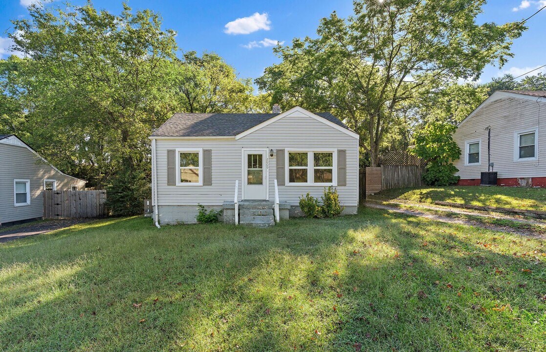 2009 Oakwood Ave in Nashville, TN - Building Photo