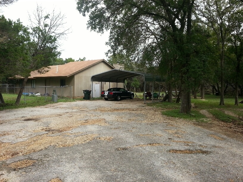 1108 W McCarty Ln in San Marcos, TX - Building Photo