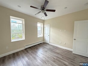 242 Westminster Pl in Lodi, NJ - Building Photo - Building Photo