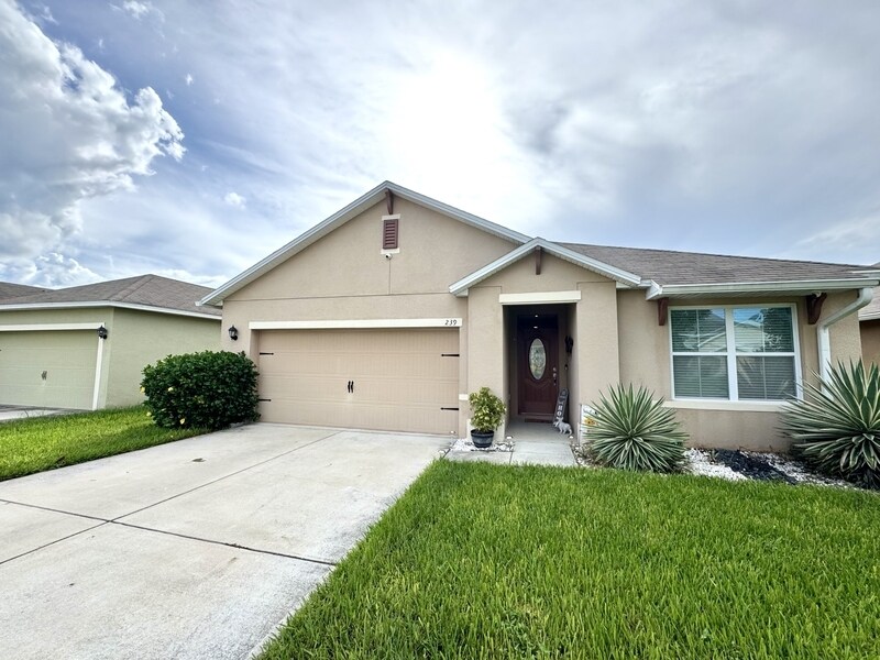 239 Willow Bend Dr in Davenport, FL - Building Photo