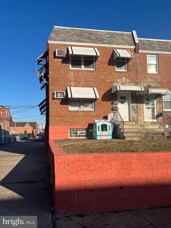 7110 Walker St in Philadelphia, PA - Building Photo - Building Photo