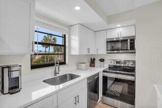 600 Neapolitan Way in Naples, FL - Building Photo - Building Photo