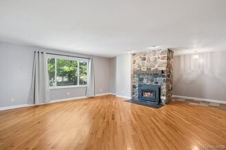 2860 E Coon Lake Rd in Howell, MI - Building Photo - Building Photo