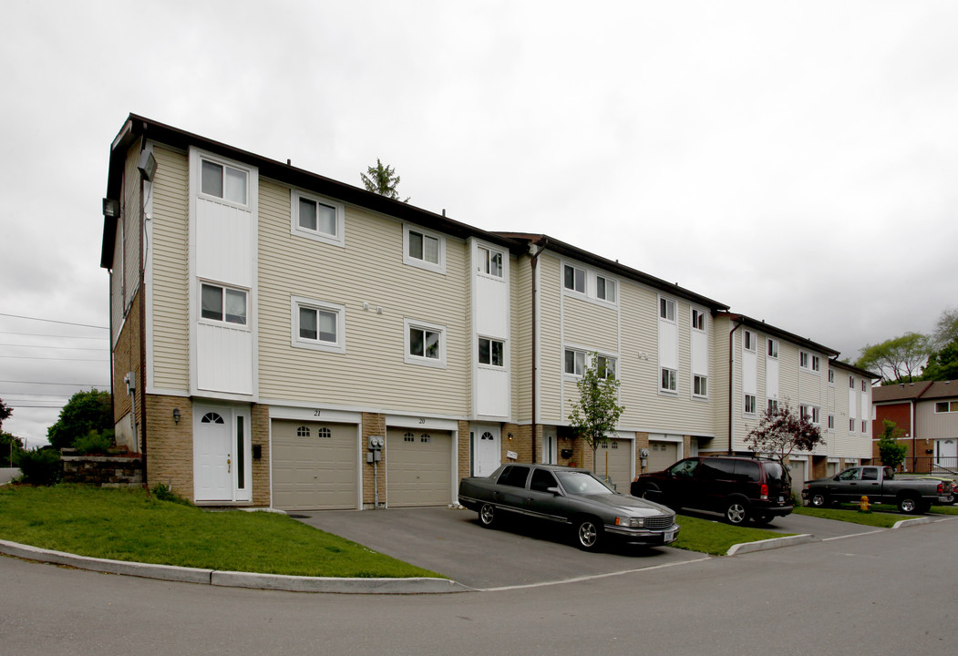 Harmony Gardens in Oshawa, ON - Building Photo