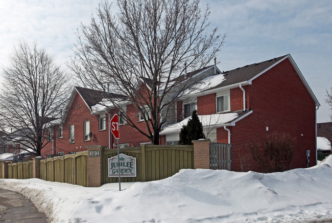 102 Yorkland St in Richmond Hill, ON - Building Photo - Building Photo