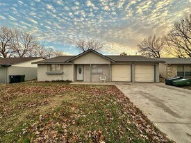 2704 Buena Vista Dr in Arlington, TX - Building Photo