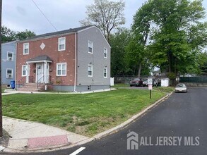 545 Olive Pl in Woodbridge Township, NJ - Building Photo - Building Photo