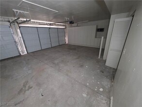 321 S Bent Creek Dr in Las Vegas, NV - Building Photo - Building Photo