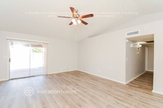11102 W Glenrosa Ave, Unit E239 in Phoenix, AZ - Building Photo - Building Photo
