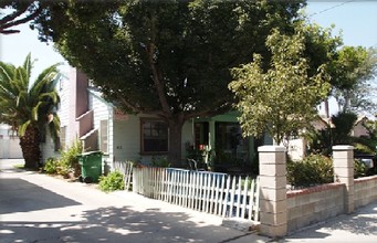 514-518 N Eastwood Ave in Santa Ana, CA - Foto de edificio - Building Photo