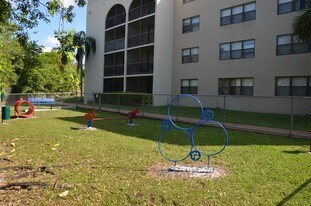 17300 NW 68th Ave in Hialeah, FL - Building Photo