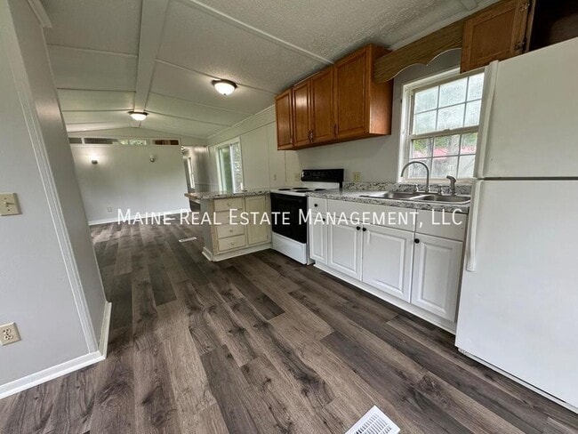 34 Park Dr in Canaan, ME - Building Photo - Building Photo